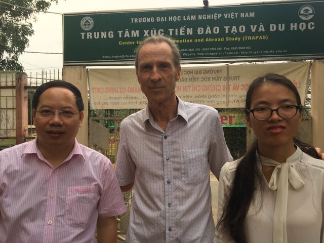 Paul Georges Harding avait 20 ans pendant la guerre. L'ancien GI est revenu pour enseigner l’anglais a des enfants vietnamiens dans une école de la grande banlieue de Hanoi.