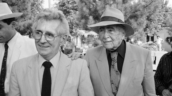 Roland Leroy et son ami, le poète Louis Aragon, assistent à l'inauguration de l'exposition Picasso, le 10 septembre 1981 à la Courneuve, lors de la fête de l'Humanité. ©AFP - YVES PARIS