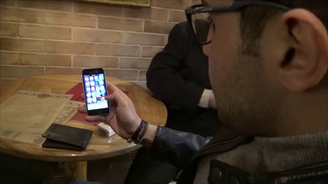 Arash raconte qu’il a sur son téléphone toutes les applications à la mode et même Tinder, qui sert à faire des rencontres.