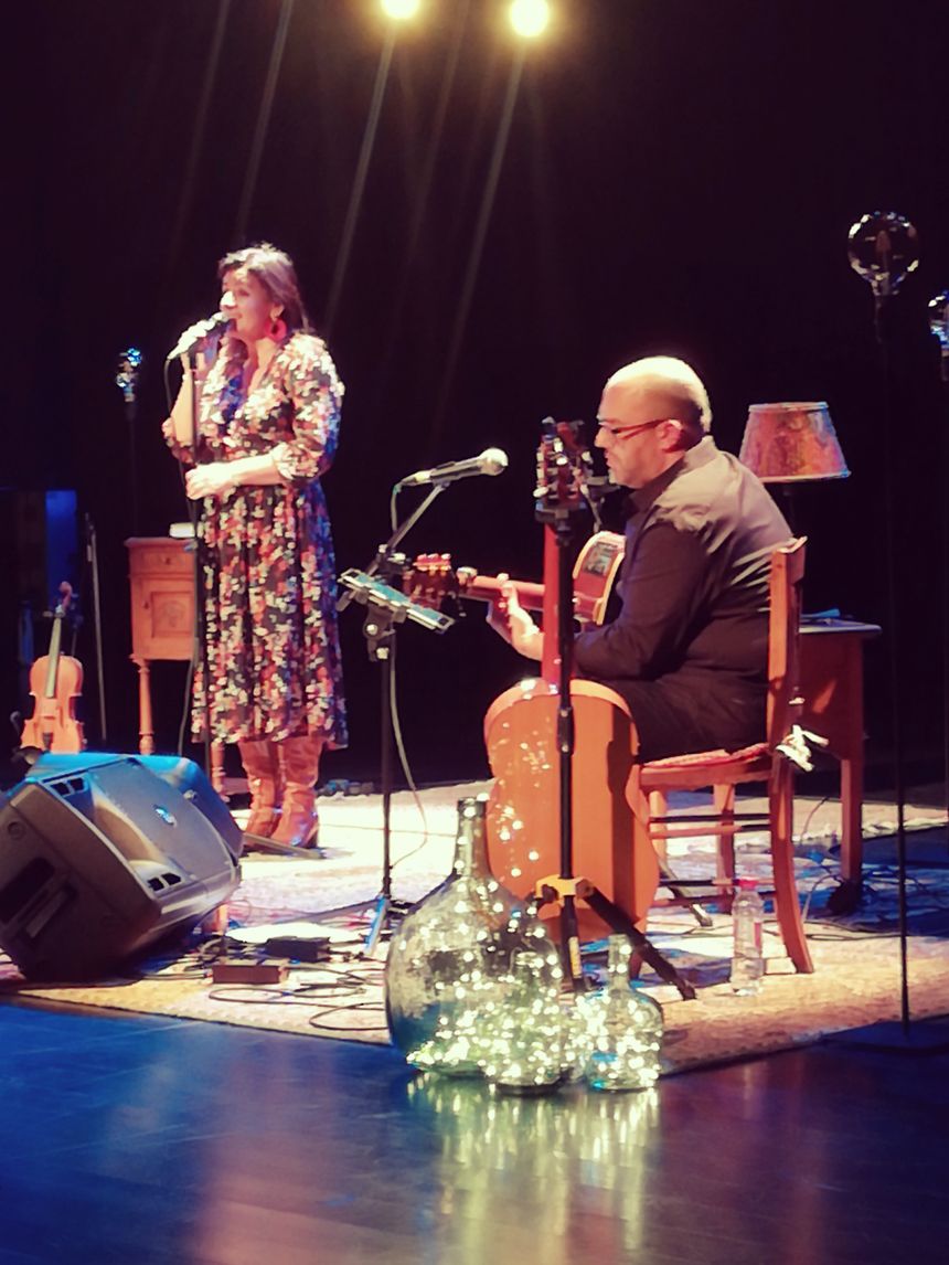Naia Robles et son ami guitariste Xabi Albistur