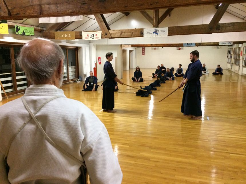 Les élèves du Dojo du Portail Rouge répètent leur kata
