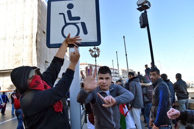 Des manifestants se moquent du président Bouteflika installé dans un fauteuil roulant depuis son AVC