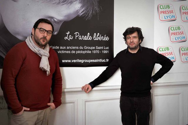 Denis Ménochet et Eric Caravaca devant une affiche de l'association "La Parole libérée"