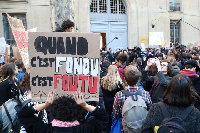 Des centaines de manifestants devant le ministère de l'Ecologie à Paris