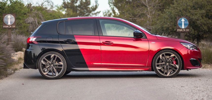 Le Peugeot 308 dans sa version sportive GTI, avec l'option coupe franche (2 couleurs)
