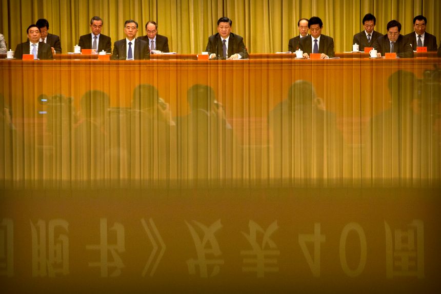 Une bannière se reflète dans une surface polie alors que le président chinois Xi Jinping (au centre) assiste à la commémoration du 40e anniversaire du Message aux compatriotes à Taïwan au Grand Hall du peuple le 2 janvier 2019 à Pékin, en Chine.