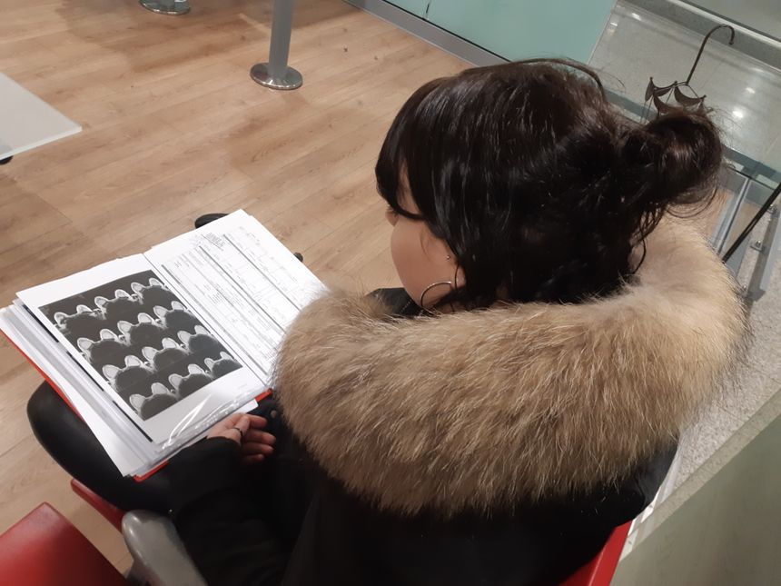 Audrey a été entendue jeudi 7 février 2019 à l'ANSM. Il y a deux mois, elle a demandé à son chirurgien de lui retirer ses implants mammaires qui lui causaient d'atroces douleurs.
