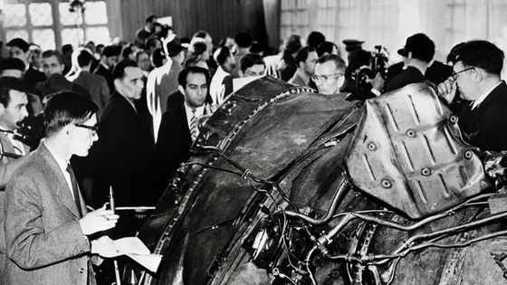 Des gens regardent des parties de l'avion américain U2 abattu le 1 mai 1960 au-dessus de l'Union soviétique. Le 14 mai 1960, l'épave de l'avion est exposée à Moscou . ©AFP - AFP / TASS