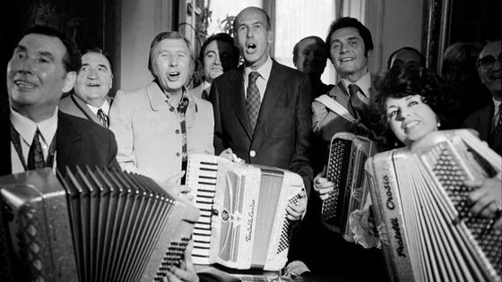 Valery Giscard D Estaing with french accordion players Edouard Duleu, Aimable, Andre Verchuren and Yvette Horner, at World Accordion Festival, on June 26, 1973 in Paris, France ©Getty - Daniel SIMON/Gamma-Rapho