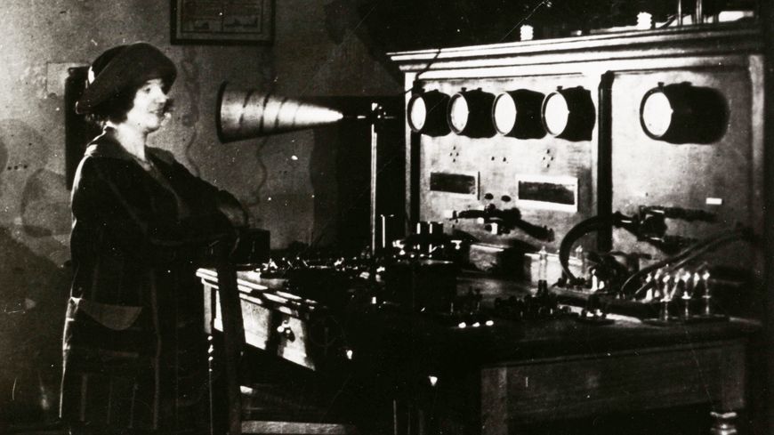 La cantatrice Yvonne Brothier fut la première en France à chanter la Marseillaise ou le Barbier de Séville en direct à la radio, le 26 novembre 1921