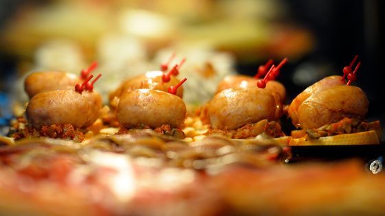 Des tapas aux saucisses dans un bar du marché San Miguel, à Madrid en 2015. ©AFP - Gérard JULIEN