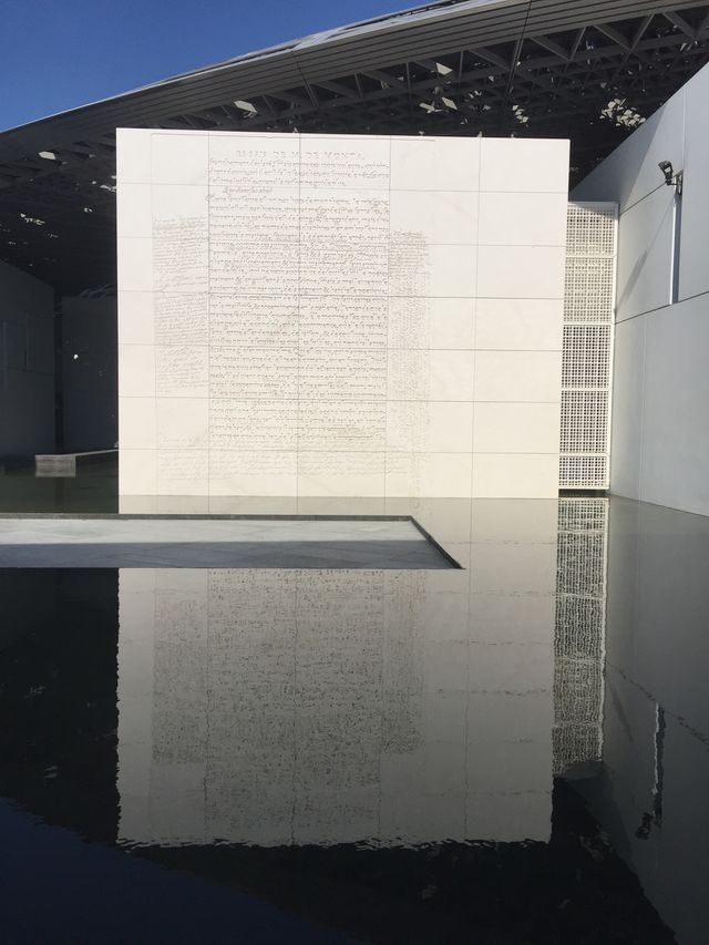 Les murs en pierre de Jenny Holzer, gravés de textes issus des Essais de Montaigne
