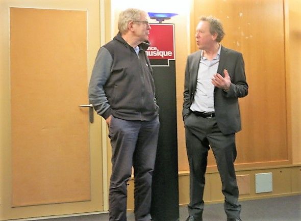France Musique, studio 151... Dick Annegarn, auteur-compositeur-interprète & Benoît Duteurtre, producteur de l'émission (g. à d.)