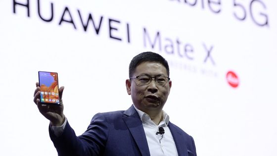 Richard Yu, dirigeant de la division produits de Huawei, présente un nouveau modèle compatible 5G. ©AFP - Josep LAGO