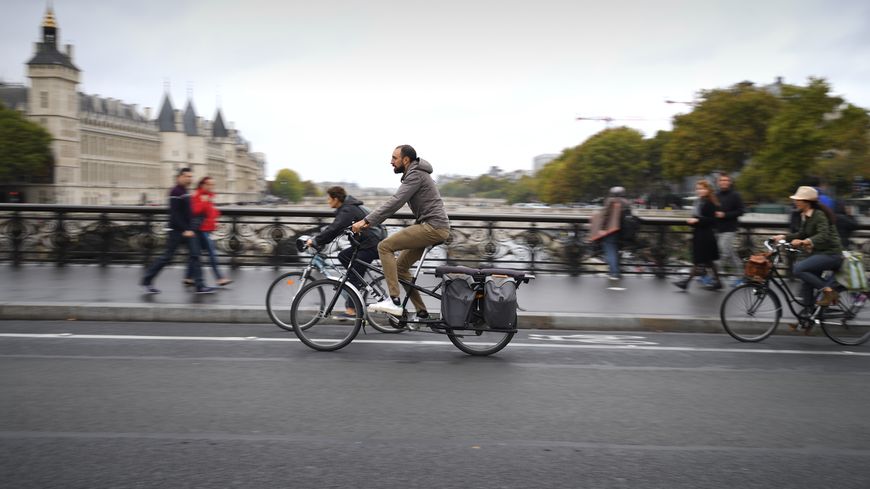 Des cyclistes à Paris.