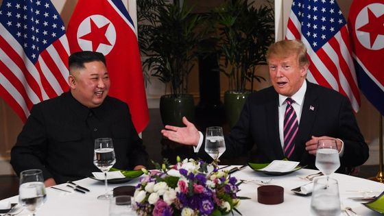 L'ennemi nord-coréen et l'ami américain du Japon dînaient ensemble à Hanoï hier, au Sofitel Legend Metropole ©AFP - SAUL LOEB