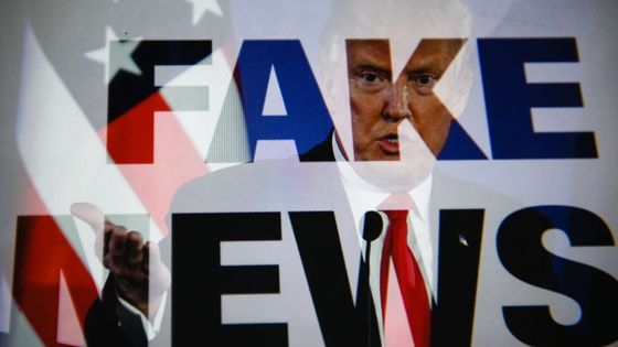 Donald Trump, président des États-Unis avec en surimpression "Fake News". ©Getty - Omar Marques / SOPA Images / LightRocket
