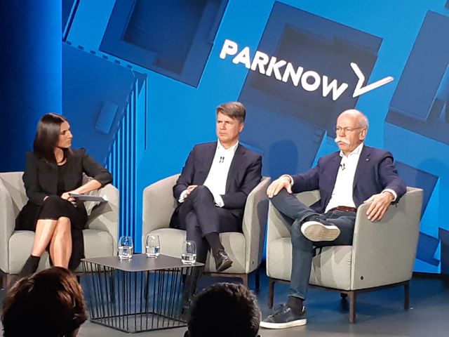 Légende : Harald Krüger, PDG de BMW et Dieter Zetsche, PDG de Daimler lors d’une conférence de presse à Berlin le 22 février 2019