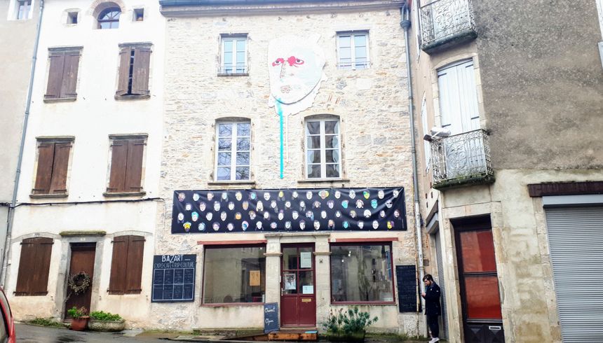 Façade du café culturel associatif, le Bazart à Saint-Antonin-Noble-Val (82)