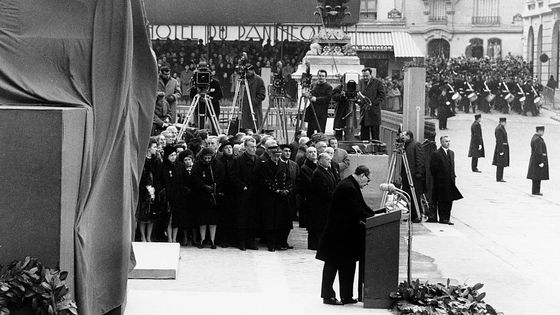 André Malraux, Ministre de la Culture, prononce un discours sur la place du Panthéon à l'occasion du transfert des cendres de Jean Moulin, 19 décembre 1964 ©Getty - Keystone-France\Gamma-Rapho