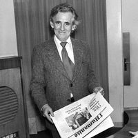 Roland Leroy a été employé à la SNCF jusqu'en 1947 avant de gravir progressivement les échelons au PCF. Élu député à Rouen pour la première fois en 1956, à l'âge de 30 ans. Photo de juillet 1977