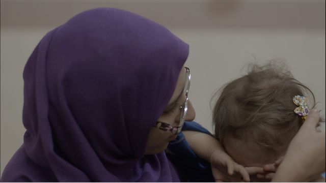 Mélina Boughedir, incarcérée avec sa petite fille de deux ans, à Bagdad, semble très fusionnelle avec son bébé. Ses trois aînés sont rentrés en France.