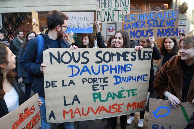 Clin d’œil à la chanson "Paris s'éveille" de Jacques Dutronc sur les pancartes des jeunes manifestants pour le climat à Paris