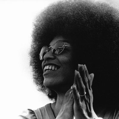 Angela Davis préside un meeting lors Xème Festival International de la Jeunesse le 2 aout 1973 à Berlin-Est, Allemagne.