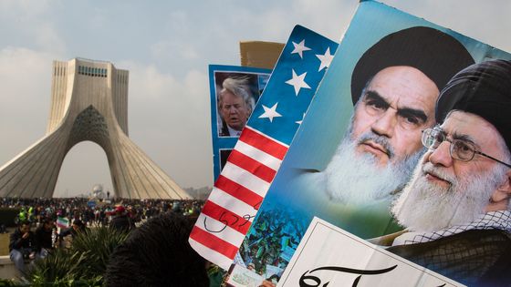 Iran : anniversaire de la Révolution islamique de 1979 & dénonciation des déclarations du président des États-Unis D. Trump au sujet de l’État musulman, 10 février 2017, Téhéran. Portraits du guide suprême chiite Khomeini & de Khamenei, actuel guide ©Getty - Photo par Majid Saeedi/Getty Images