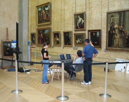Analyse par spectrométrie de fluorescence des rayons X de La Joconde dans sa salle du Louvre (photo extraite de la leçon inaugurale de Philippe Walter)