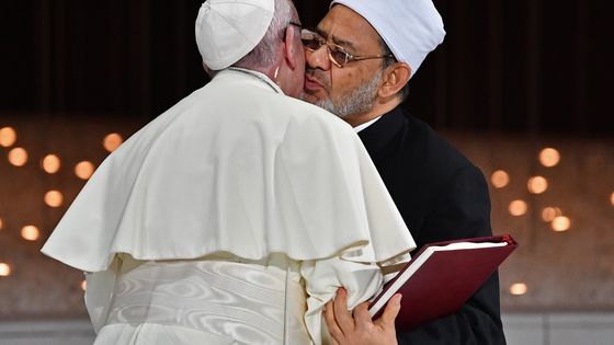 L'accolade entre le Pape et l'imam d'Al Azhar ©AFP - Vincenzo PINTO / AFP