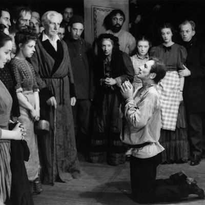 John Gielgud jouant Raskolnikov se confessant dans une mise en scène de Crime et Châtiment au théâtre, en 1946