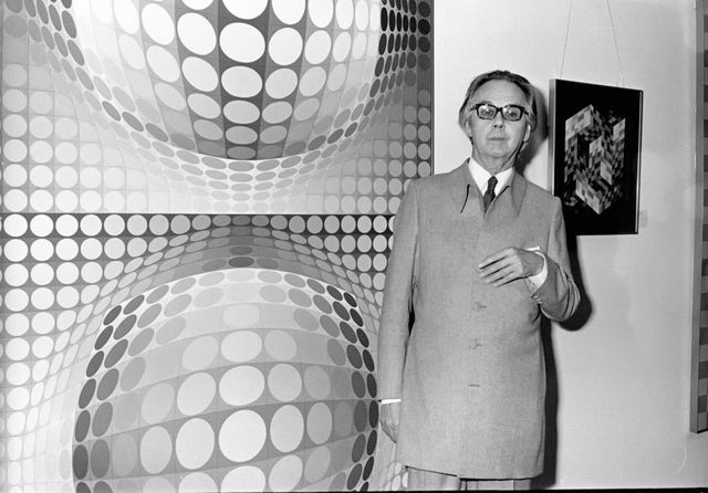 Victor Vasarely devant l'une de ses toiles, circa 1978 à New York
