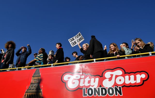 Les jeunes Britanniques au sommet d'un bus touristique, lors d'une manifestation sur le changement climatique organisée par «Youth Strike 4 Climate»