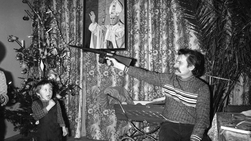 Lech Walesa jouant avec son fils chez lui à Gdańsk le 16 décembre 1980