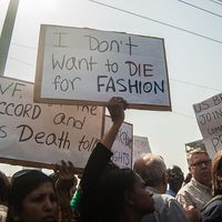 24 avril 2014, manifestation à l'occasion du 1er anniversaire de la catastrophe du Rana Plaza (Dacca, Bangladesh). 100 000 milliards de pièces de vêtement sont produites chaque année. Comment est-ce qu'on freine ?