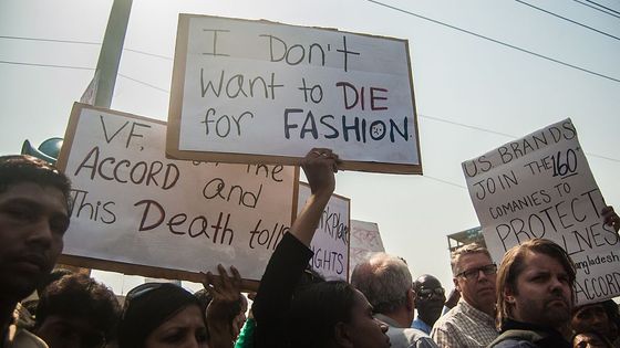 24 avril 2014, manifestation à l'occasion du 1er anniversaire de la catastrophe du Rana Plaza (Dacca, Bangladesh). 100 000 milliards de pièces de vêtement sont produites chaque année. Comment est-ce qu'on freine ? ©Getty - Anik Rahman/NurPhoto/Corbis