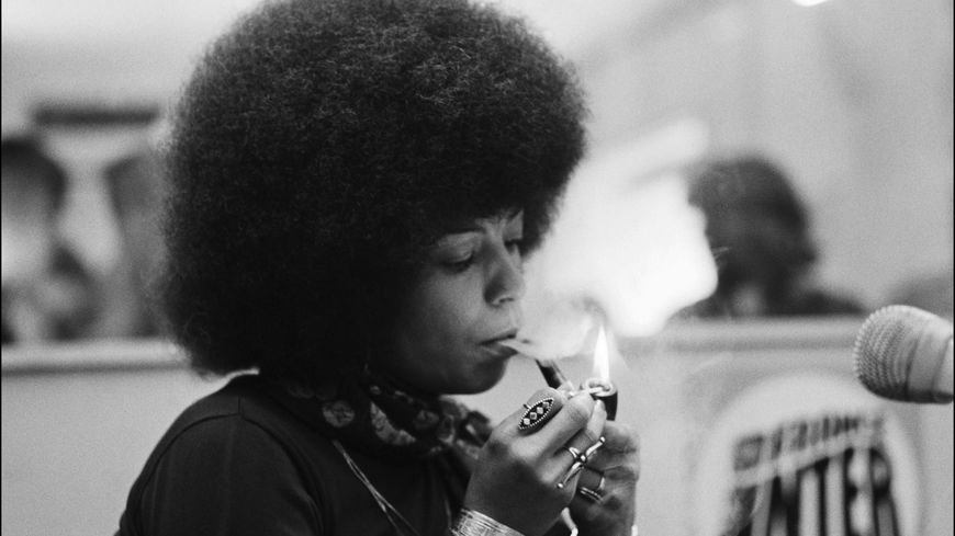 Angela Davis à Paris le 15 mai 1975, dans les studios de France Inter