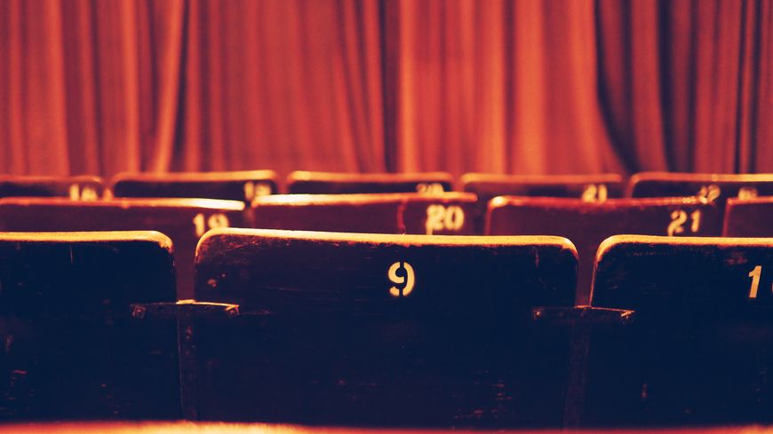 Les sièges et les teintures sont rouges pour donner une teinte historique aux salles de spectacle et pour mieux mettre en valeur la scène.