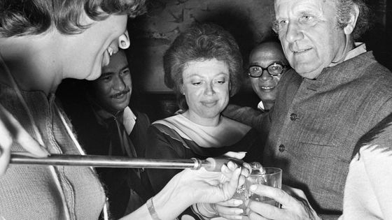 Régine et Jean Castel, surnommés "l'impératrice" et "l'empereur" des nuits parisiennes ©AFP - Stringer