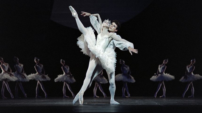 Patrick Dupond et Fanny Gaïda, danseurs étoiles de l'Opéra de Paris, sur la scène du Palais Garnier en 1992.