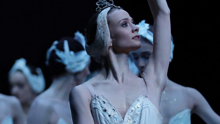 Léonore Baulac promue danseuse étoile de l'Opéra de Paris à l'issue de sa prise de rôle dans Le Lac des Cygnes, en 2016.