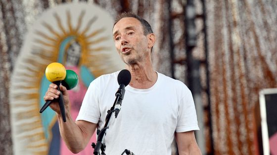 Le chanteur, Jonathan Richman, sur scène pendant le festival Beach Goth au parc historique national de Los Angeles le 5 août 2018, en Californie. ©Getty - Scott Dudelson