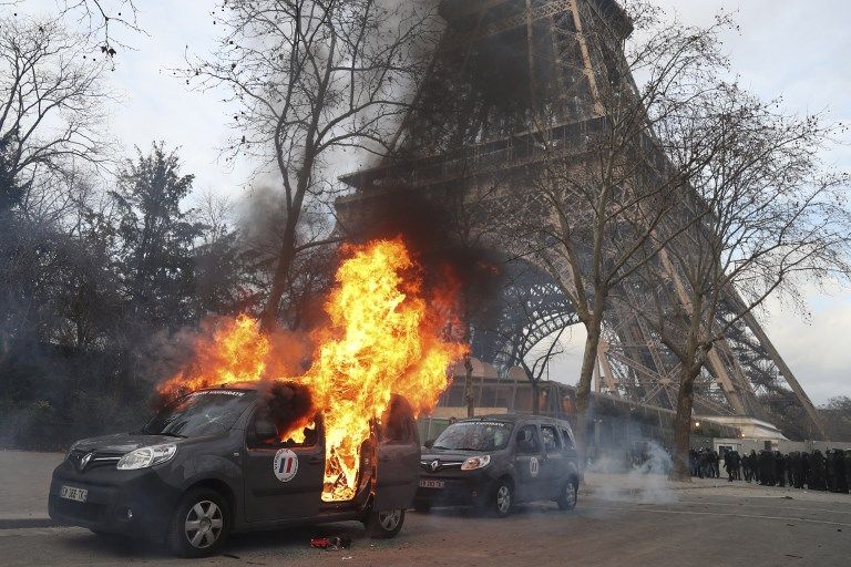 Une voiture du plan Vigipirate incendiée au pied de la Tour Eiffel.
