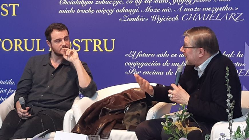 Maxime Calligaro (à g.), co-auteur des "Compromis", débat sur l'Europe à Bruxelles avec Jean Quatremer. Le journaliste de Libération a inspiré Guy Camaraud, le reporter qui mène l'enquête de son roman.