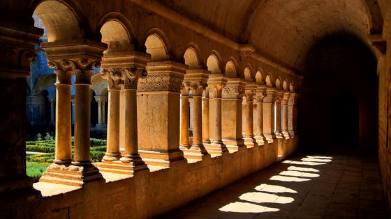 Abbaye Notre Dame de Sénanque dans le Vaucluse ©Getty - Julien Fourniol/Baloulumix