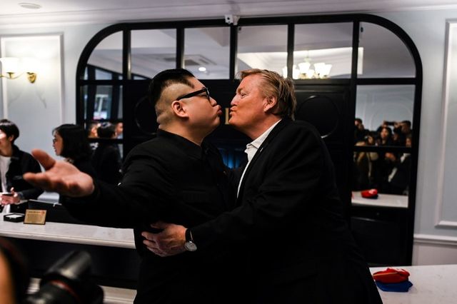 Les faux Kim Jong Un et Donald Trump ont même fait plus qu'un check...