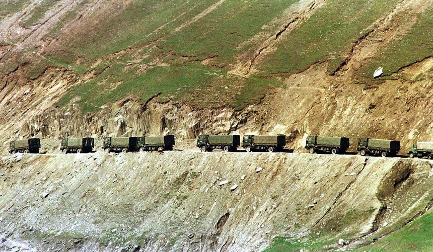 Un convoi de l’armée indienne sur la route reliant Srinagar à Kargil, à quelque 3 000 mètres d’altitude En 1999, l’Inde et le Pakistan se sont battus sur les sommets du Cachemire suite à une provocation de militants soutenus par Islamabad.