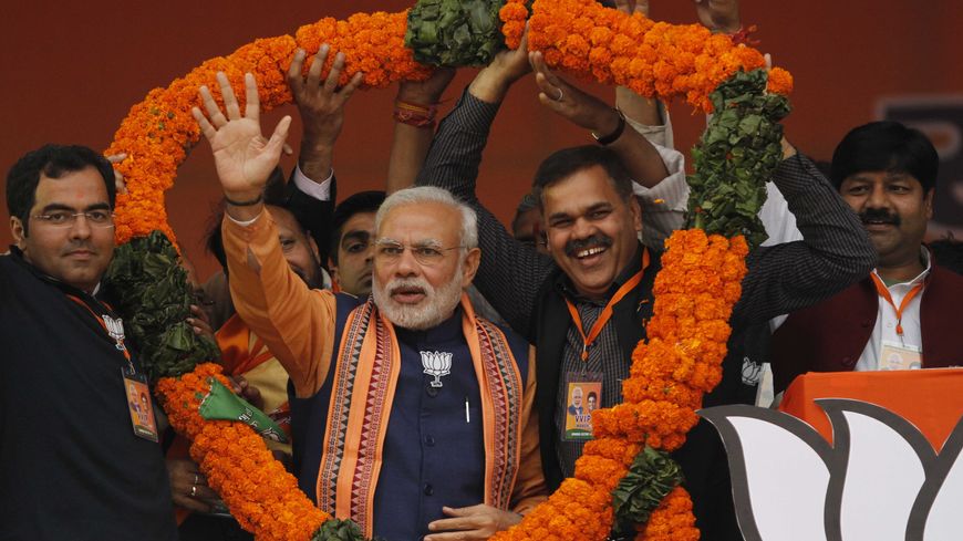 Narendra Modi et les candidats du BJP lors d’un rassemblement électoral à Dwarka le 1er février 2015 à New Delhi, en Inde.