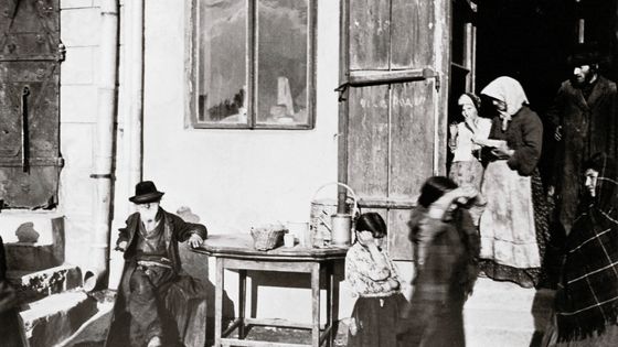 Les habitants de Shtetl devant leur appartement – 1901 ©Getty - Imagno/Getty Images